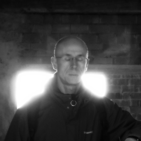 Tu retrouvais partout la vérité hideuse, Jamais ce qu’ici-bas cherchaient tes vœux ardents, Partout l’hydre éternelle qui te montrait les dents; Et poursuivant toujours ta vie aventureuse, Regardant sous tes pieds cette mer orageuse, Tu te disais tout bas: « Ma perle est là dedans. » (Alfred de Musset) 